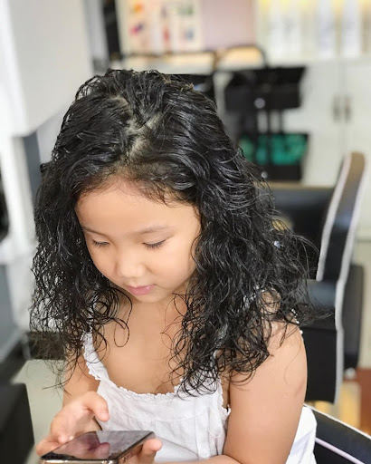 Kiểu tóc xoăn cho bé gái dạng sóng nước. (Ảnh minh họa)