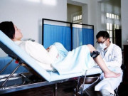 Bà bầu - Dồn sức sinh con, mẹ "đỏ mặt" bối rối khi nghe tiếng la của y tá