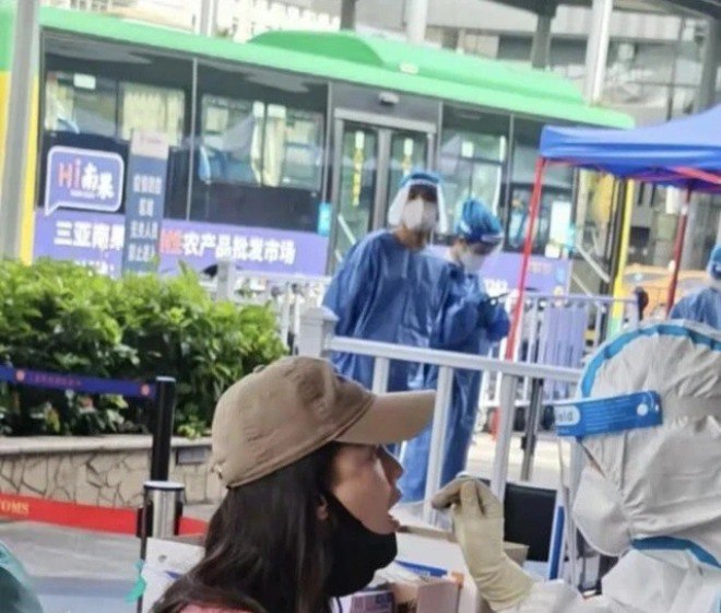 Angelababy một mình đi test COVID.
