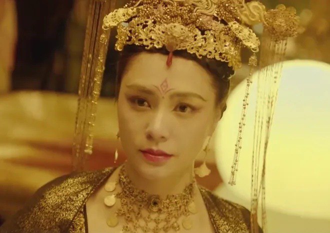 Chung Hân Đồng là Đát Kỷ mới của Cbiz.