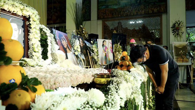 Nhiều bạn bè, đồng nghiệp cùng người thân đã có mặt trong buổi lễ 49 ngày của ca sĩ Phi Nhung.