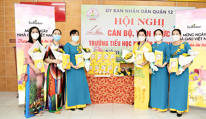 “Trạm hương Enchanteur” - Ngàn món quà trao đi, nhiều nụ cười nhận lại ngày Nhà giáo Việt Nam 20/11 - 1