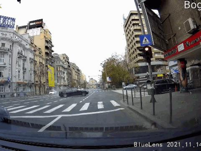 Clip Eva - Clip: Chạy cảnh sát, ô tô lao như tên bắn vào cột đèn tín hiệu