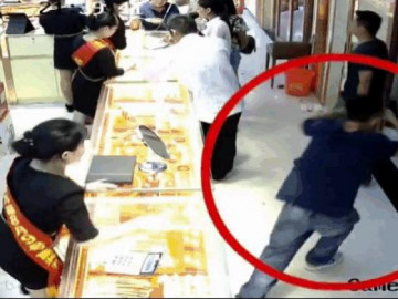 Clip: Nữ nhân viên phi thân qua tủ kính bắt tên cướp dây chuyền vàng