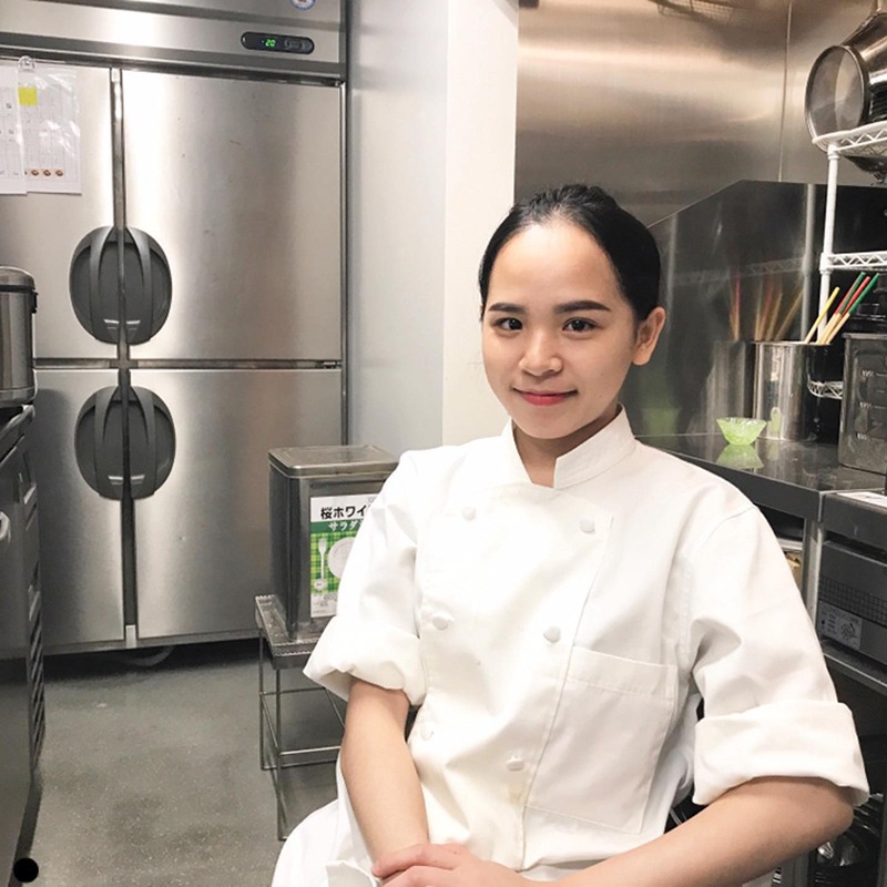 Sang Nhật sống và làm việc được 9 năm nhưng Mỹ Dung (28 tuổi) vẫn luôn nhớ món ăn Việt Nam. Sẵn có trong mình sở thích nấu nướng, cô vợ đảm thường xuyên vào bếp chế biến những bữa cơm cho hai vợ chồng.
