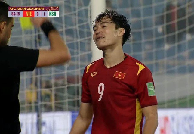 Văn Toàn chia sẻ khoảnh khắc buồn bã vì nhận thẻ vàng, ai ngờ bị Quang Hải amp;#34;cà khịaamp;#34; cực hài - 3