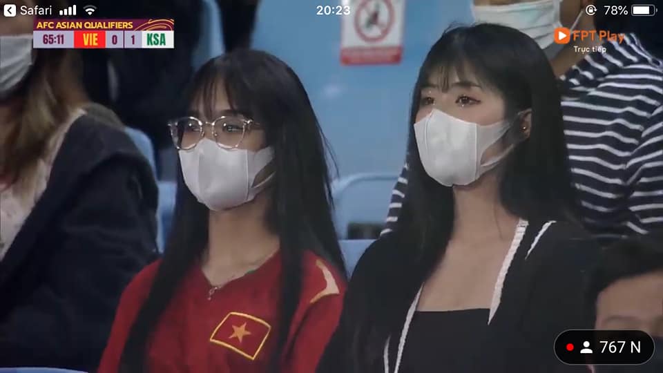 Gấm Kami (đeo kính) và Quỳnh Alee (áo đen) qua ống kính truyền hình