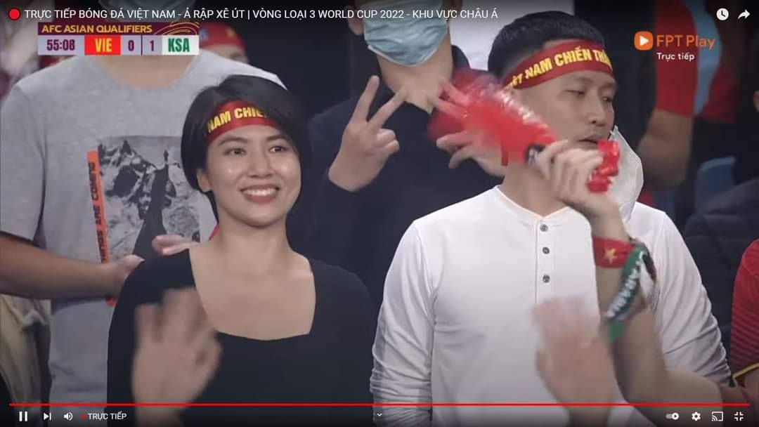 Hành động này của cô ngay lập tức được cộng đồng mạng để ý và tán thưởng. Bên cạnh đó, nhan sắc xinh đẹp của cô cũng được nhiều người khen ngợi.