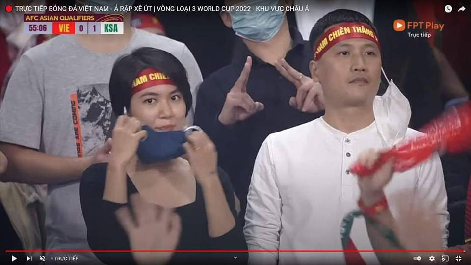 Cô gái khi phát hiện có camera quay tới mình đã nhanh chóng tháo bỏ khấu trang, cười rất tươi và vẫy tay chào đến tất cả mọi người đang theo dõi trận bóng qua màn ảnh nhỏ. 