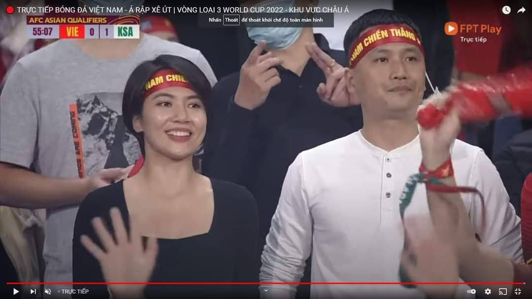 Danh tính loạt gái xinh lọt ống kính camera trên sân Mỹ Đình tối qua - 9