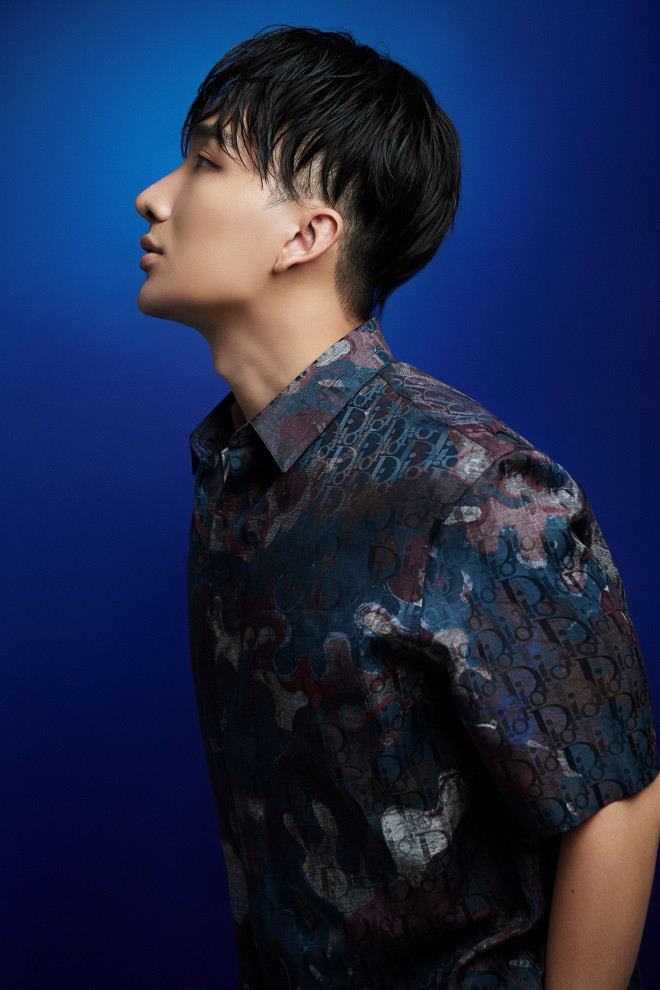 Nam nghệ sĩ hóa thành chàng thơ, sẵn sàng nhập cuộc vào hành trình mới.