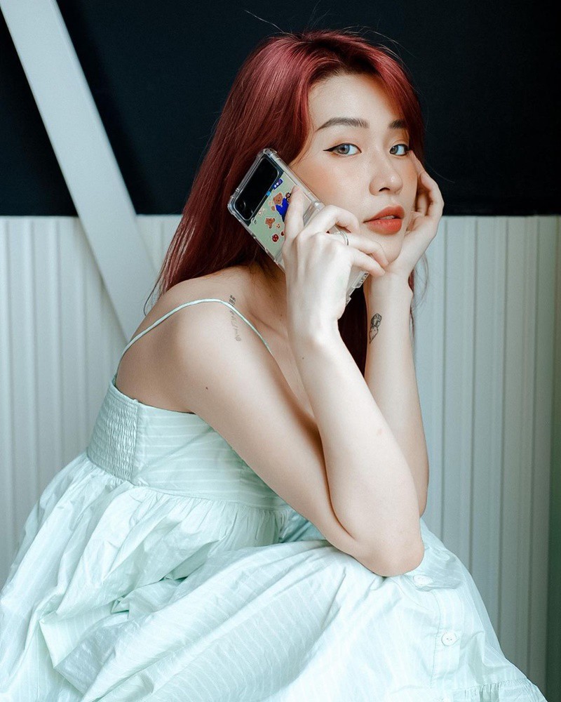 Bà xã của chủ nhân bản hit "Yêu 5" có tên thật là Lai Thanh Huyền, sinh năm 1996. Có nổi tiếng trên Instagram với nickname Mít (Mít Gramm)
