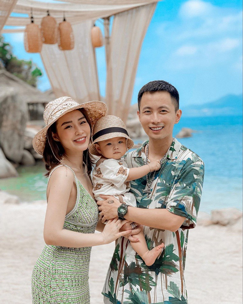Thanh Huyền và Rhymastic kết hôn năm 2018 và giờ đã là bố mẹ của một nhóc tỳ khá hot trên mạng có biệt danh là Ma Bư.
