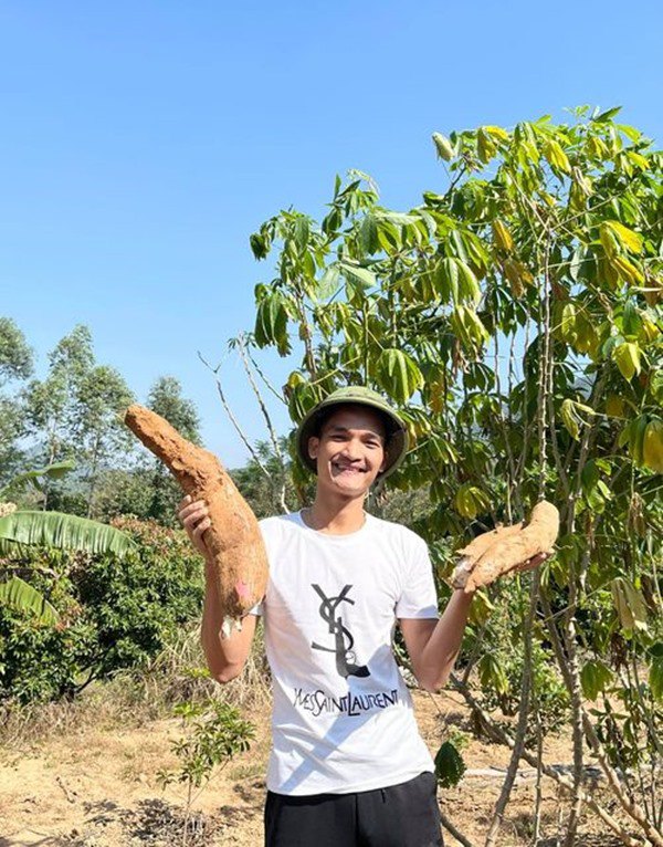 Mạc Văn Khoa ở Sài Gòn là ông chủ, về quê ra vườn đào sắn, trồng cây cho mẹ - 7