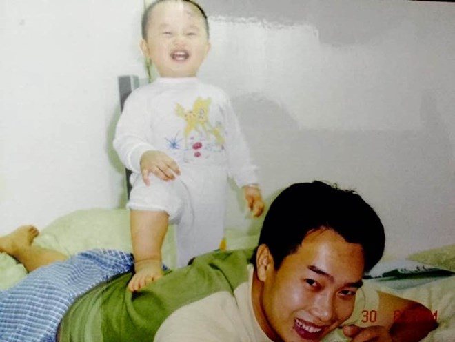 Ngày nào, Hoa Tuấn Kiệt bé xíu đáng yêu bên bố, nay đã cao to hơn người bố nổi tiếng của mình rất nhiều.