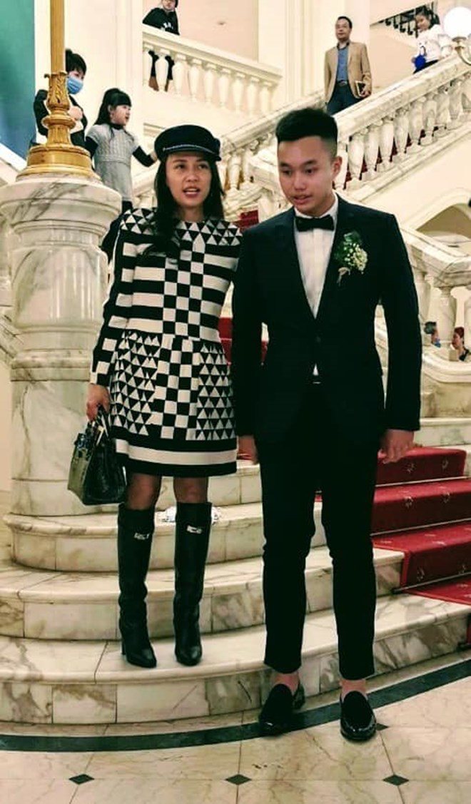 Hoa Tuấn Kiệt vững chãi đi bên cạnh mẹ. Chàng trai còn rất hay mặc vest tôn vóc dáng trông càng trưởng thành, nam tính hơn.