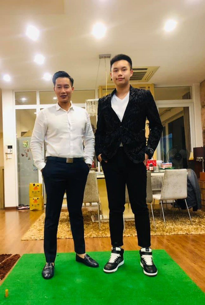 Nam MC thường trêu mình và con trai là 2 anh em mỗi lần đăng ảnh về con.