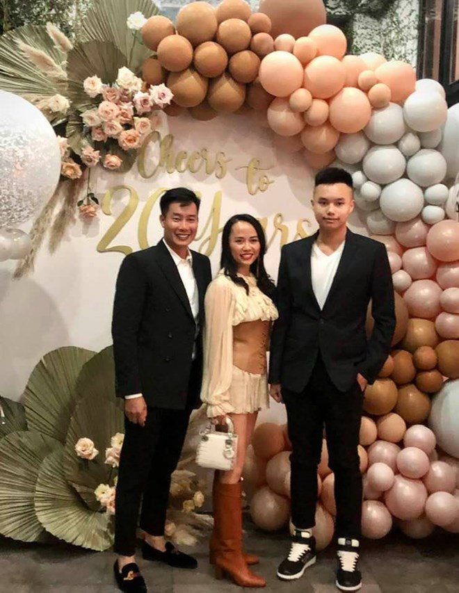 Nam MC thừa nhận mình đuối nhất nhà bên cạnh bà xã có vóc dáng trẻ trung và cậu con trai thân hình đồ sộ.