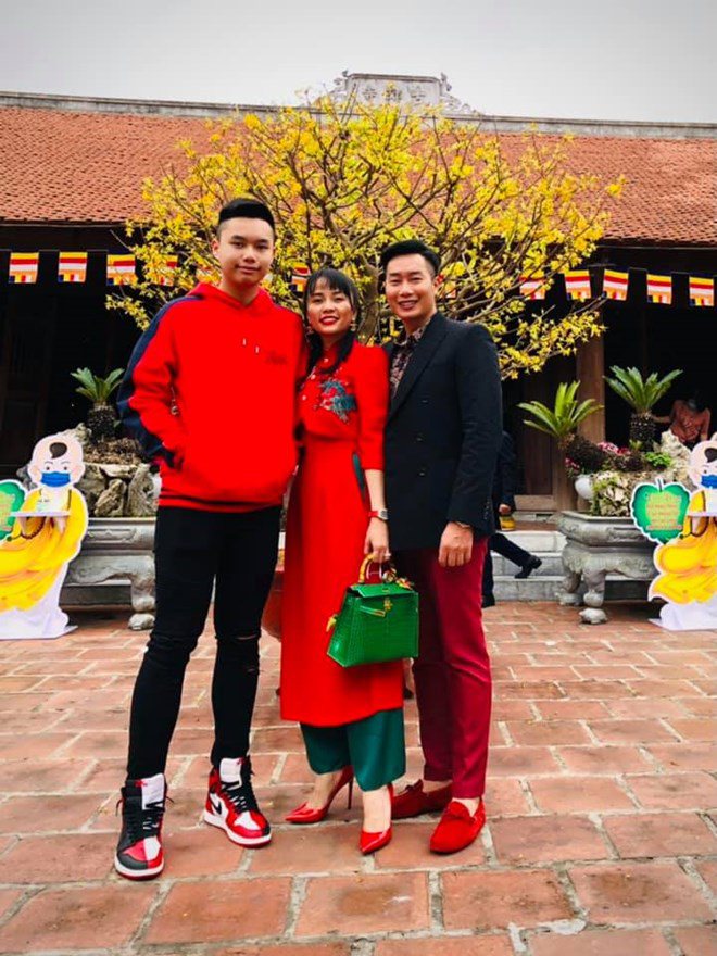 Con trai MC Hoa Thanh Tùng rất tình cảm với bố mẹ.