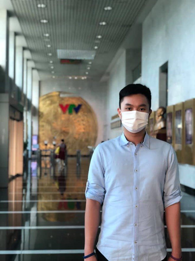 Con trai nam MC đến cơ quan bố, xách cặp rất chín chắn.