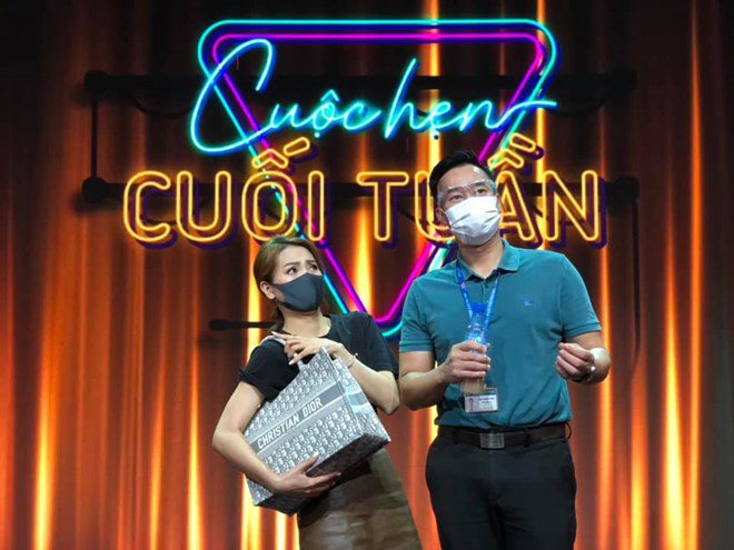 Hoa Thanh Tùng bên MC Mù Tạt ở chương trình Cuộc hẹn cuối tuần. Show đã tạm khép lại, hứa hẹn mùa thứ 2 vào năm 2022.