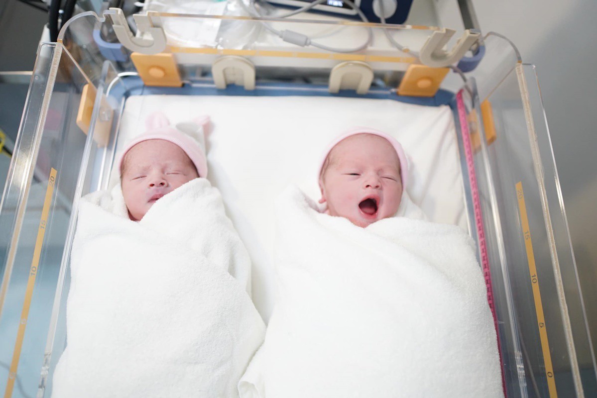 Á hậu Diễm Châu vừa hạ sinh 2 con gái tên Clara và Jolie tại một bệnh viện ở TP.HCM.