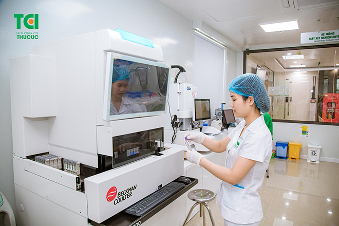 Hệ thống xét nghiệm Robot tự động tại Hệ thống Y tế Thu Cúc TCI có thể xử lý 1200 mẫu/giờ, tốc độ nhanh và chính xác.