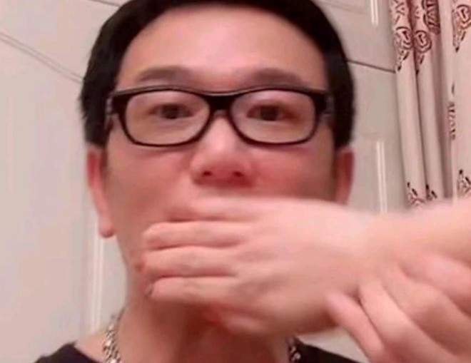 Vợ của anh phát hiện ra nên bịt miệng nam tài tử và tắt live.