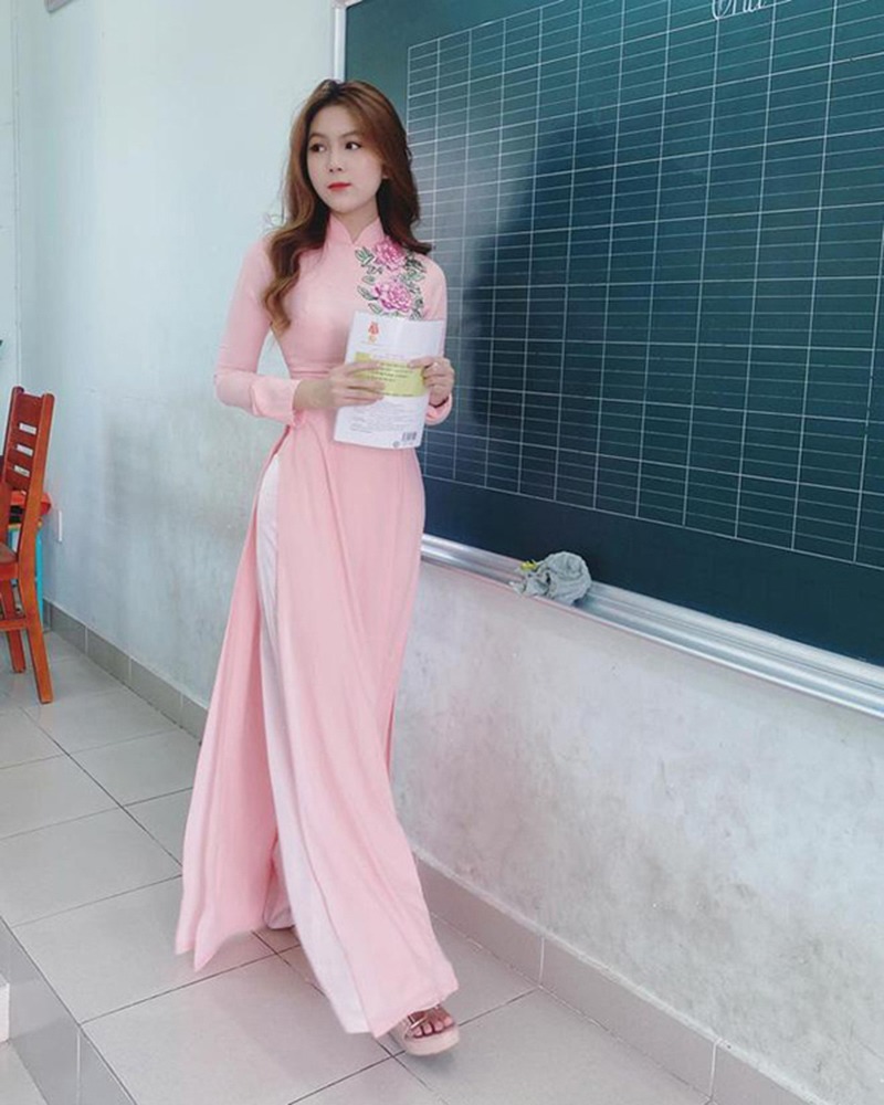 Năm 2018, hình ảnh về một cô giáo có ngoại hình xinh đẹp, phong cách ăn mặc gợi cảm đã nhận được rất nhiều quan tâm. Thời điểm đó, cô giáo này được cư dân mạng đặt cho danh xưng là "Cô giáo nóng bỏng nhất Việt Nam". 
