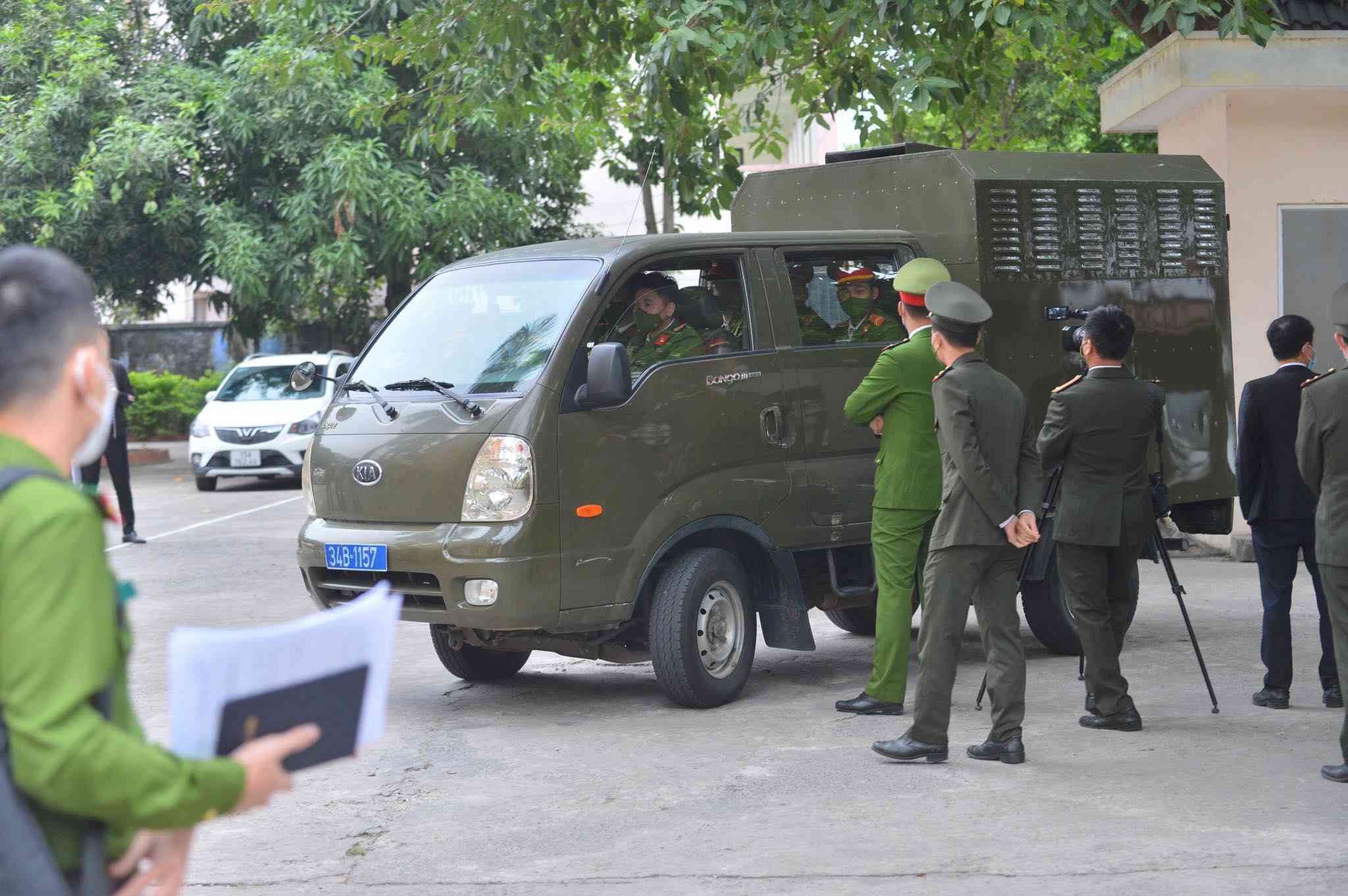 Xe đưa các bị cáo đến toà.
