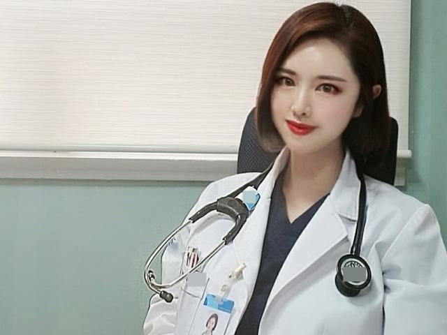 Bí quyết giúp nữ bác sĩ có nhan sắc cực phẩm cùng vòng một gợi cảm