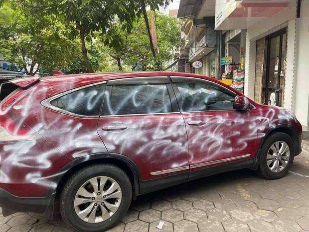 Chiếc xe hơi đỗ chắn lối vào của cửa hàng thời trang. (Nguồn ảnh: Oanh Le/ OFFB)
