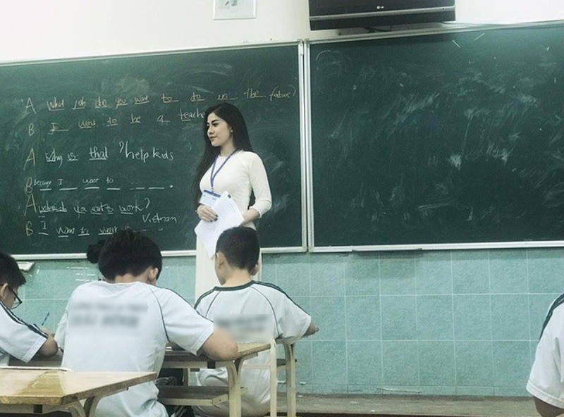 Đầu năm 2018, cô giáo Trần Đình Thanh Nhàn (SN 1995) nổi lên như một hiện tượng mạng xã hội. Các bức hình đứng trên bục giảng của Nhàn liên tục được chia sẻ.

