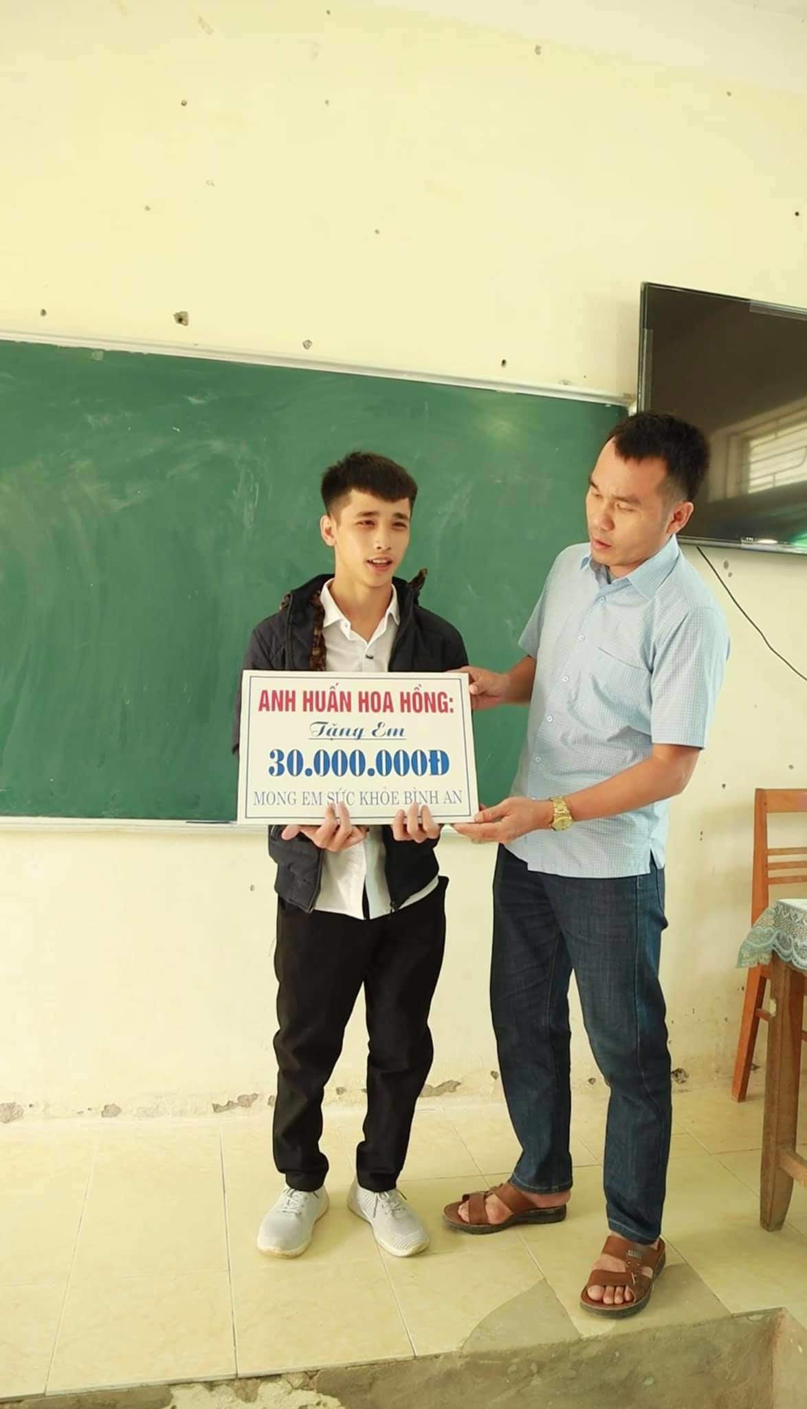 Ở hiền thì gặp lành, người tử tế sẻ được nhiều phước lộc. Em tàn tật nhưng sự tử tế và lễ phép của em thì nhiều bạn lành lặn phải học em rất nhiều, thầy giáo Đậu Xuân Việt (thầy dạy lớp của Hùng) đăng trên Facebook cá nhân. 