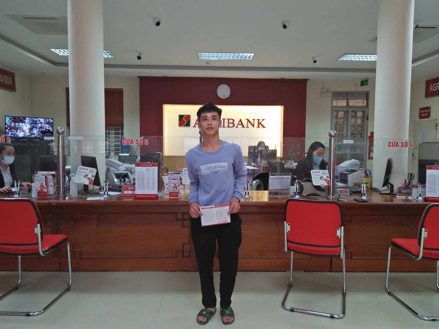 Em Hùng được các thầy giáo trong trường hỗ trợ làm sổ tiết kiệm từ khoản tiền đóng góp của các mạnh thường quân. Ảnh: NVCC