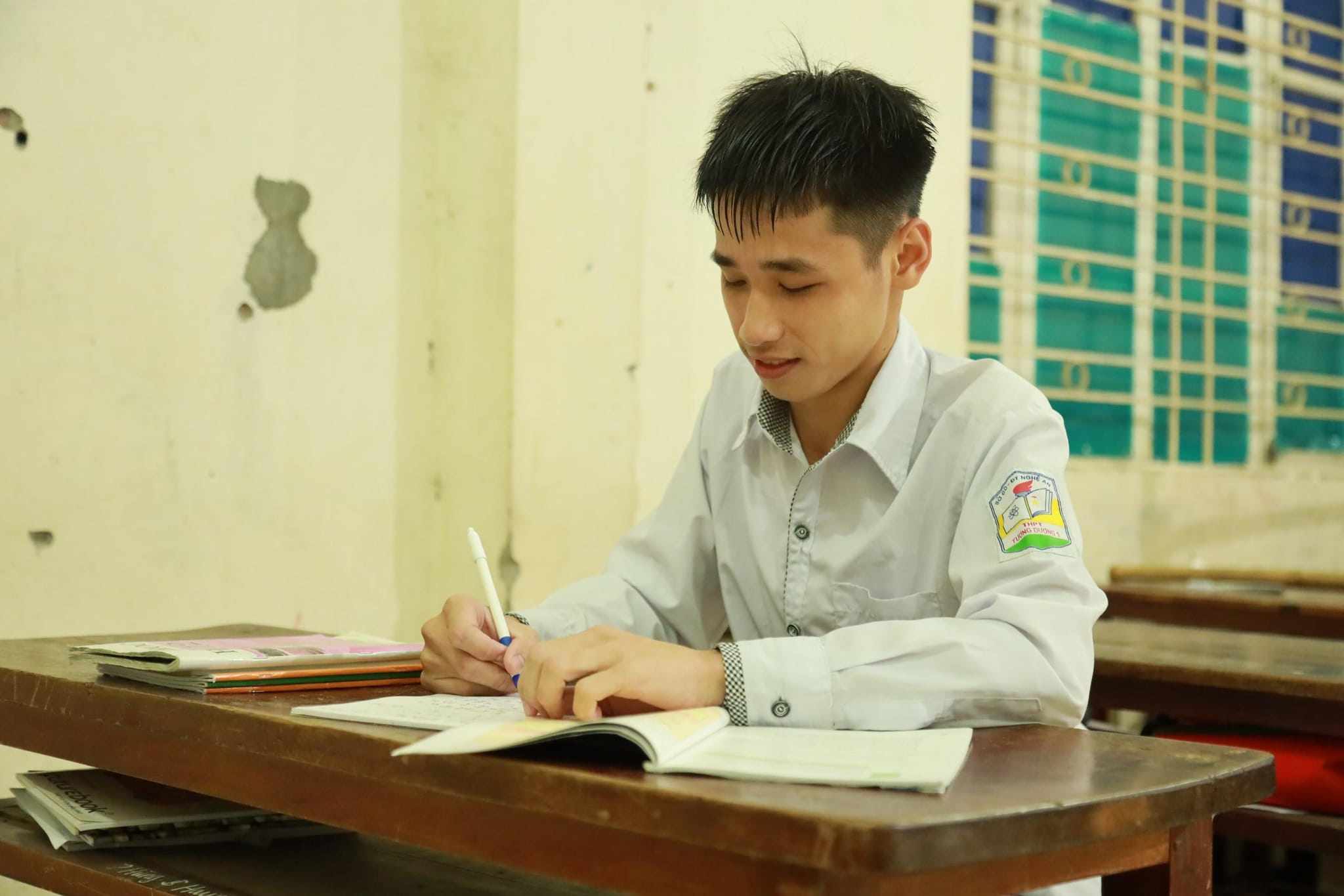 Bố mẹ ly hôn, cậu bé có đôi chân khuyết tật xin đi rửa bát thuê kiếm tiền ăn học - 2