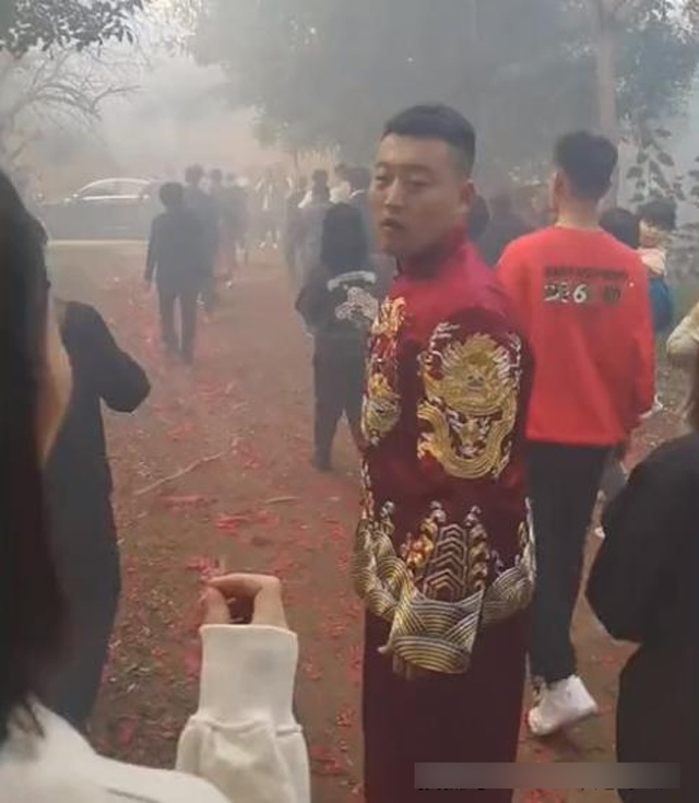 Đang đón dâu, chú rể đột nhiên quay vào trong, hành động sau đó khiến mẹ vợ khóc nức nở - 1