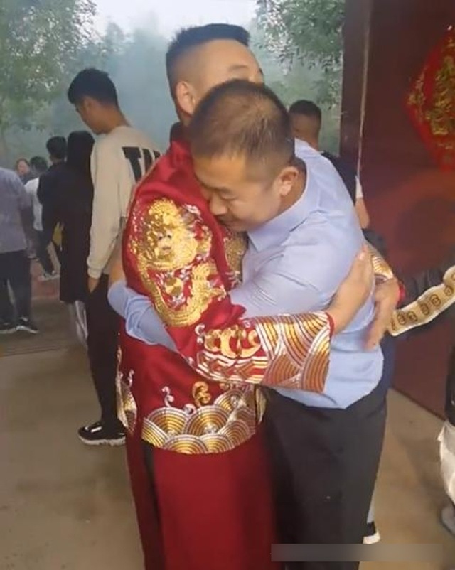 Đang đón dâu, chú rể đột nhiên quay vào trong, hành động sau đó khiến mẹ vợ khóc nức nở - 3