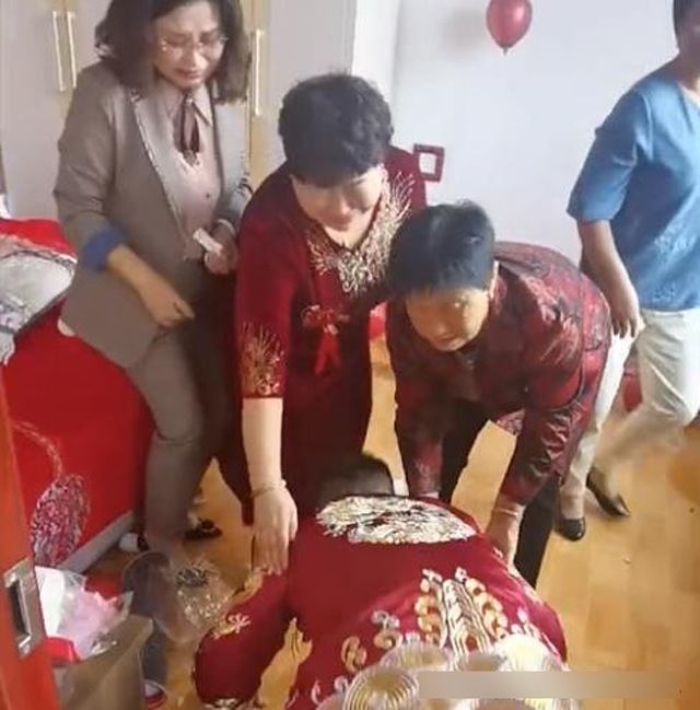 Đang đón dâu, chú rể đột nhiên quay vào trong, hành động sau đó khiến mẹ vợ khóc nức nở - 4