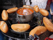 Xem ăn chơi - Quán bánh mì đông khách nhất Phan Thiết, người xếp hàng kín lối đi, bí mật nằm ở một thứ