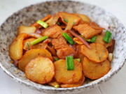 Bếp Eva - Khoai tây xào thịt lợn vừa ngon lại thơm nức, không bở hay vỡ nát nhờ thêm bước này!