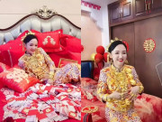 Tin tức - Cô dâu đeo vàng tràn tận bụng, nằm đè lên trăm cọc tiền, CDM lóa mắt: "Chú rể quá sướng"