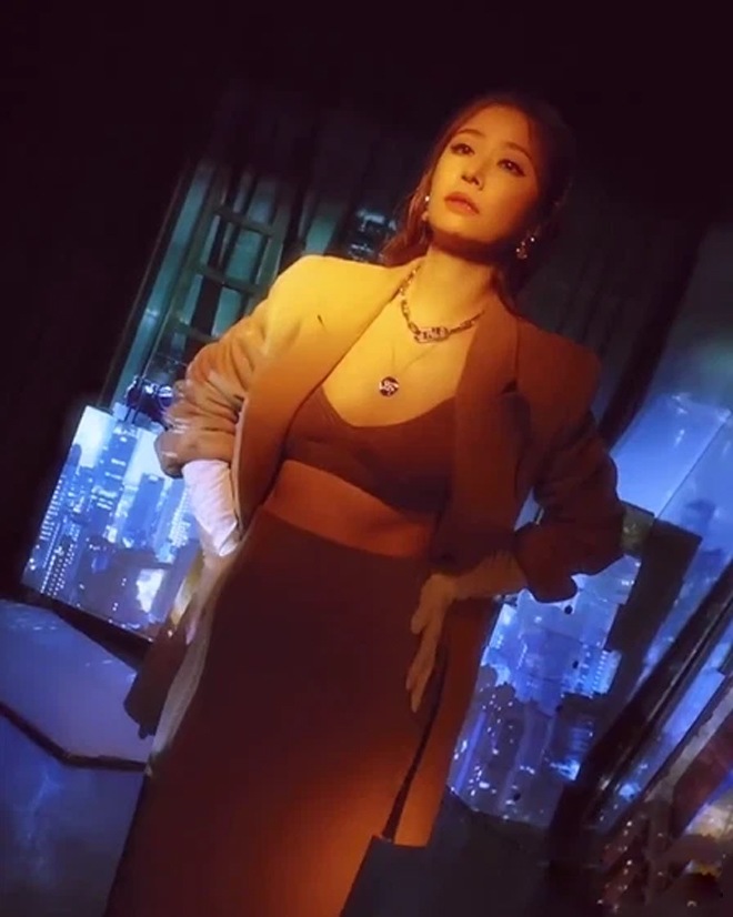 Lâm Tâm Như ăn mặc táo bạo hơn bình thường.