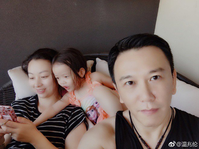 Ôn Triệu Luân bên vợ và con gái.
