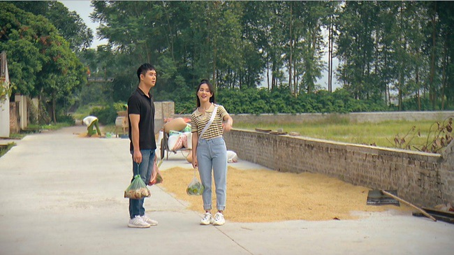 Phố Trong Làng: Anh công an tán tỉnh cô bán quạt quá đáng yêu - 3