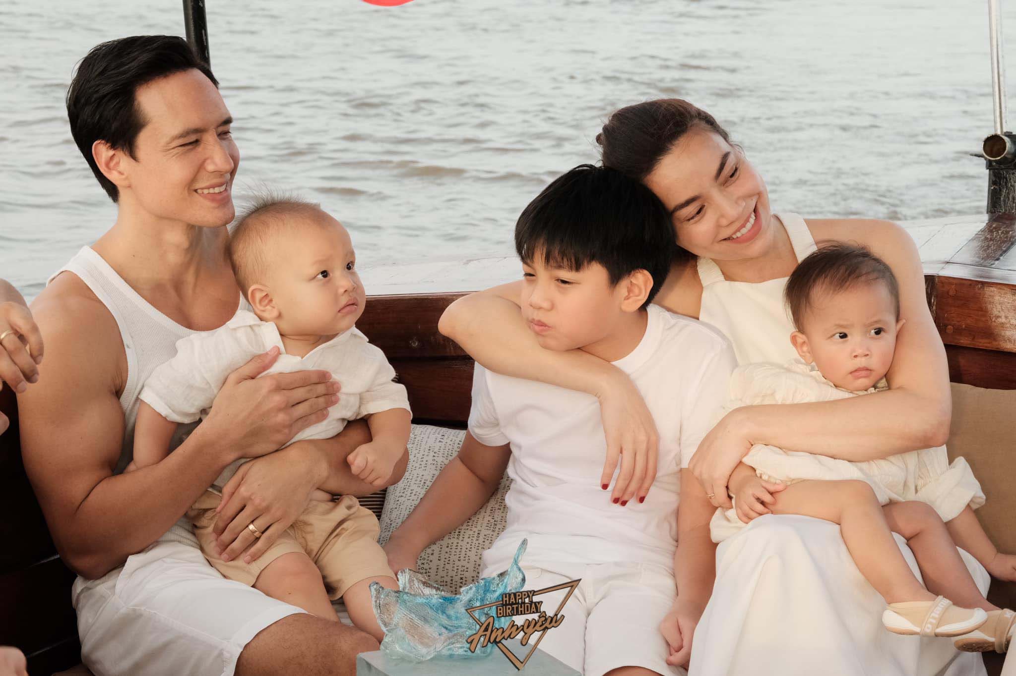Không chỉ chăm sóc tốt cặp song sinh, Kim Lý còn yêu thương con riêng của Hồ Ngọc Hà là Subeo như con ruột.