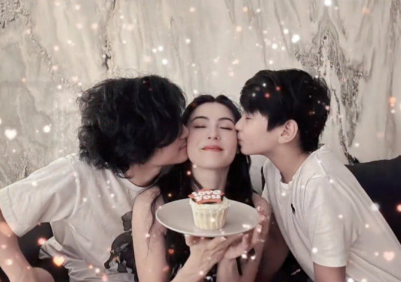 Hình ảnh mới đây của Trương Bá Chi và 2 cậu con trai cưng.