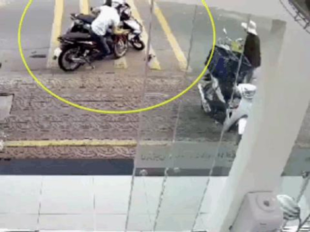 Clip Eva - Clip: Trộm xe trước hiệu thuốc, người đàn ông bị vây bắt tại trận