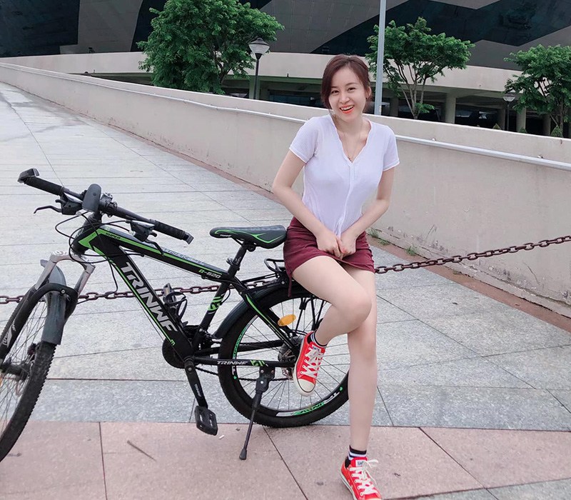 Cô nàng còn đạp xe để giúp chân thêm chắc khỏe, cơ thể và sức khỏe đều được cải thiện tối đa.


