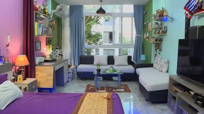 Anh sống trong cơ ngơi đắt đỏ, nhà mặt tiền rộng rãi.